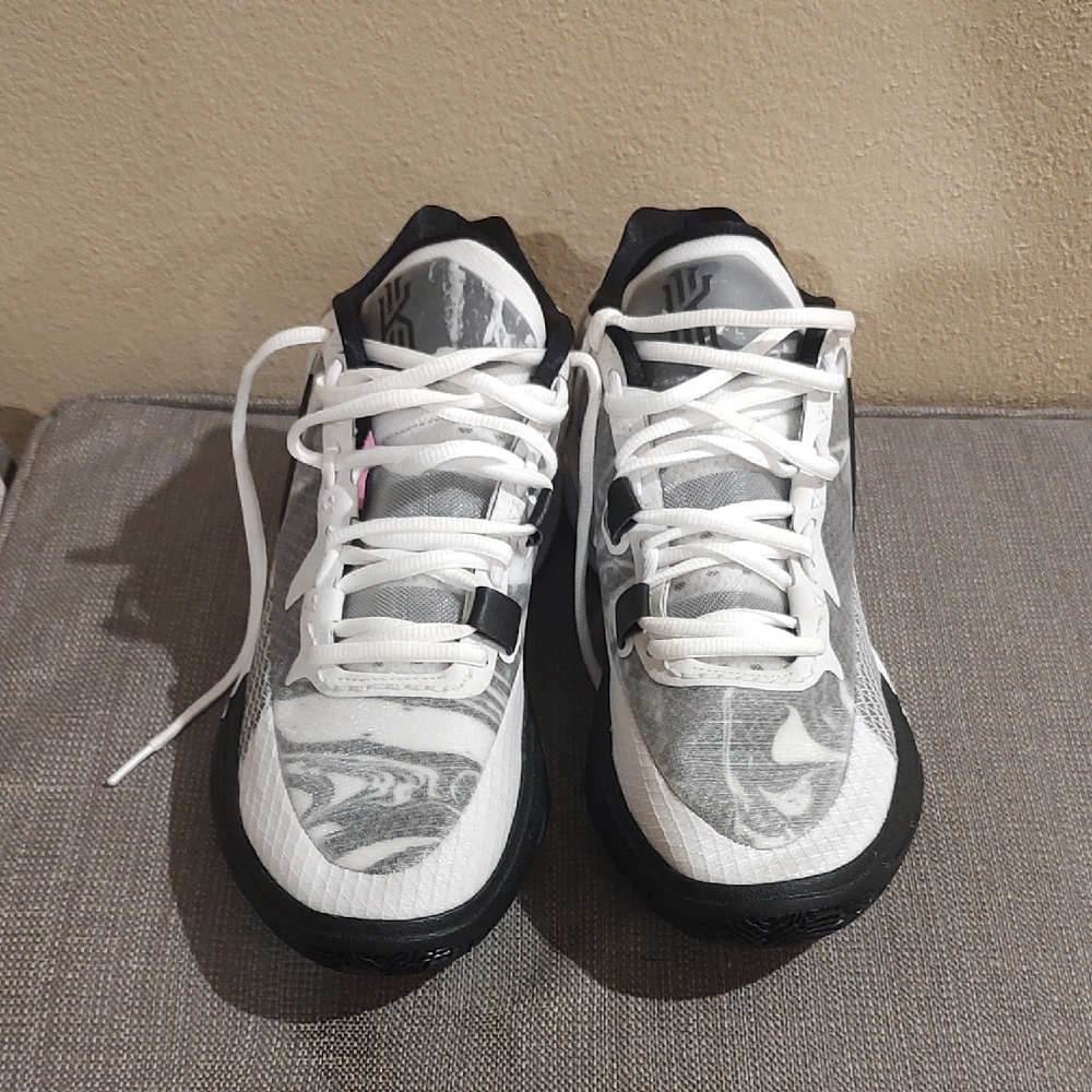 Nike Black and White Low-Top Athletic Shoes